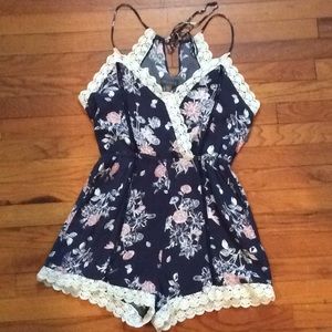 Kendall & Kylie lace trimmed flowered romper💕🌼